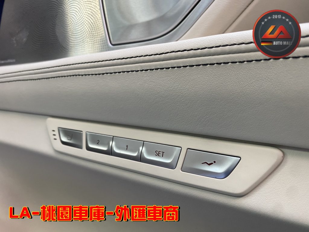 後座行政套件、後座娛樂系統: 雙10吋多媒體觸控顯示器 BMW Touch Command 7吋可分離的控制面板 四區自動空調控制 雙後座單獨電動可調舒適座椅、按摩功能-【台灣外匯車商推薦】代購美規外匯Alpina B7 G12價格、配備、馬力、規格、油耗介紹， Alpina B7 G12外匯車代購流程分享。LA-桃園車庫代購外匯Alpina B7 G12回台價格會划算嗎?Alpina B7 G12外匯車代購回台價格划算嗎? LA-桃園車庫 如何代購Alpina B7 外匯車? Alpina B7 G12外匯車與台灣總代理價格差多少呢?Alpina B7 G12外匯車規格、馬力、油耗、配備介紹~ LA-桃園車庫 協助客戶代購Alpina B7流程分享~桃園、台北、新竹、北部地區有推薦的外匯車商嗎? LA桃園車庫是台灣Mobile01、PTT網友推薦的外匯車商之一!為什麼大家都要推薦LA-桃園車庫外匯車商代購外匯車呢?LA-桃園車庫評價又是如何？LA-桃園車庫是黑心車商嗎？