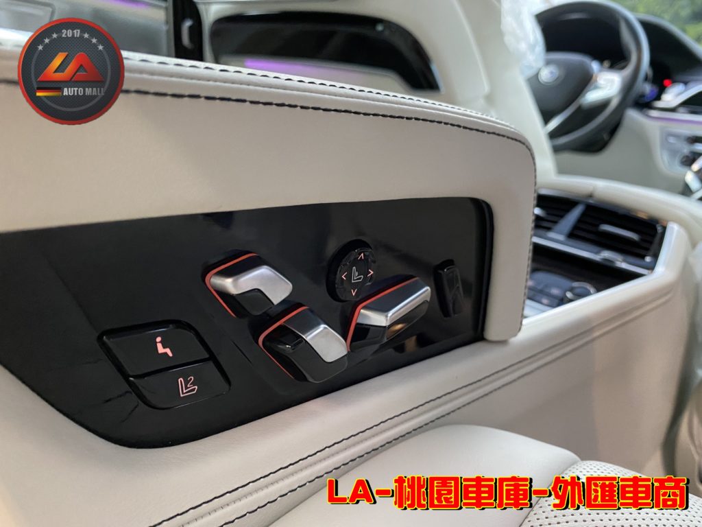 後座行政套件、後座娛樂系統: 雙10吋多媒體觸控顯示器 BMW Touch Command 7吋可分離的控制面板 四區自動空調控制 雙後座單獨電動可調舒適座椅、按摩功能-【台灣外匯車商推薦】代購美規外匯Alpina B7 G12價格、配備、馬力、規格、油耗介紹， Alpina B7 G12外匯車代購流程分享。LA-桃園車庫代購外匯Alpina B7 G12回台價格會划算嗎?Alpina B7 G12外匯車代購回台價格划算嗎? LA-桃園車庫 如何代購Alpina B7 外匯車? Alpina B7 G12外匯車與台灣總代理價格差多少呢?Alpina B7 G12外匯車規格、馬力、油耗、配備介紹~ LA-桃園車庫 協助客戶代購Alpina B7流程分享~桃園、台北、新竹、北部地區有推薦的外匯車商嗎? LA桃園車庫是台灣Mobile01、PTT網友推薦的外匯車商之一!為什麼大家都要推薦LA-桃園車庫外匯車商代購外匯車呢?LA-桃園車庫評價又是如何？LA-桃園車庫是黑心車商嗎？